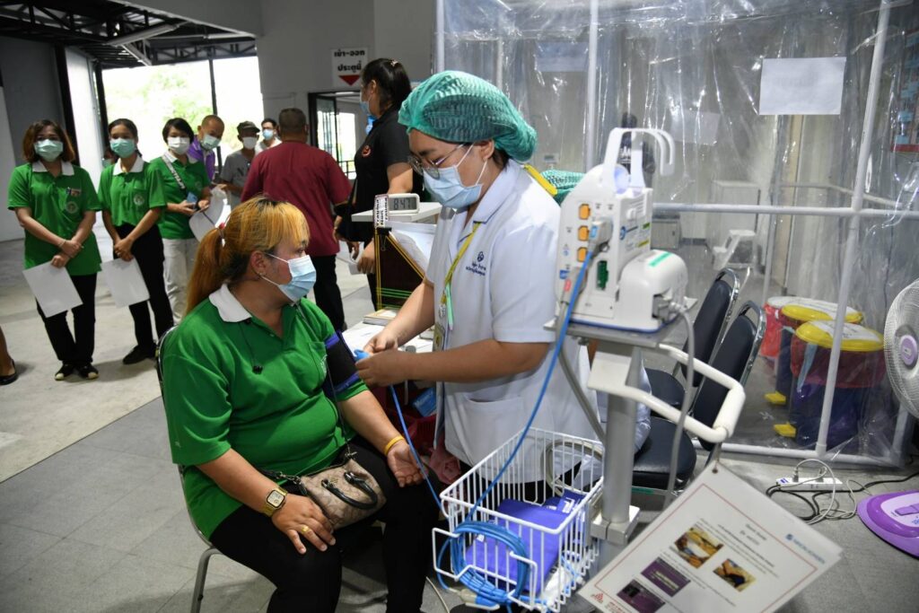 รองผู้ว่าฯ กทม. ลงพื้นที่ตรวจเยี่ยมความพร้อมให้บริการฉีดวัคซีน COVID – 19