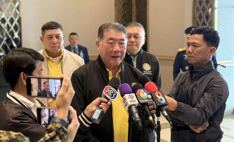 “ภูมิธรรม” ถึงแม่สอดแล้ว นั่งหัวโต๊ะประชุมติดตามการลำเลียงยาเสพติดบริเวณชายแดน-คอลเซ็นเตอร์ หลัง ตัดไฟในเมียนมา หน่วยงานมั่นคง-กสทช. ร่วมด้วย