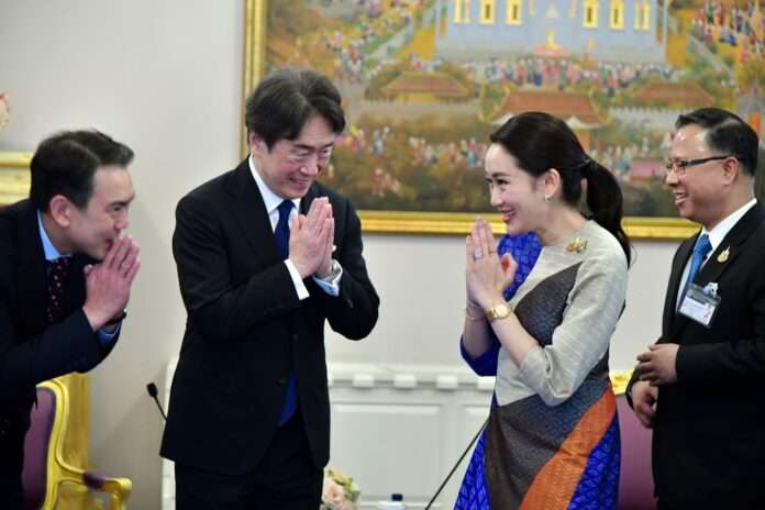 แพทองธาร ประธานมาสด้า ไหว้