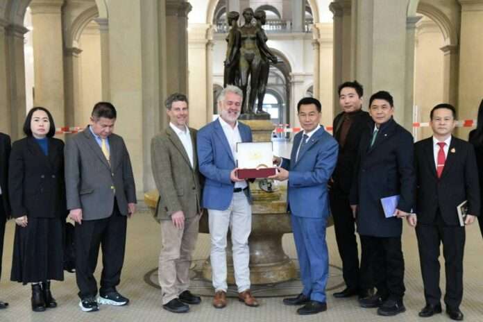 พิเชษฐ์ เชื้อเมืองพาน แลกของขวัญ