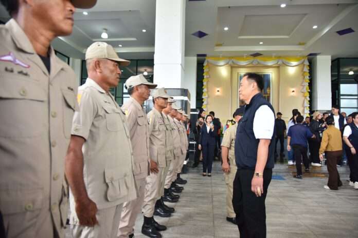 อนุทิน ปก