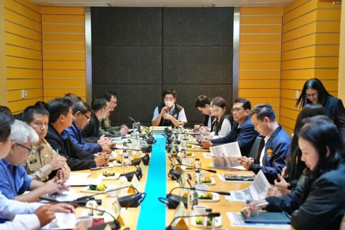 เพชรภูมิ อาภรณ์รัตน์ ประชุม