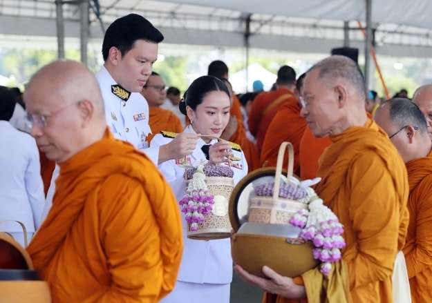 แพทองธาร วันเฉลิม ปก