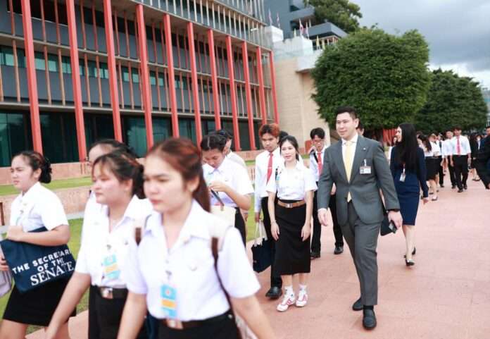 ดวงฤทธิ์ เบ็ญจาธิกุล พา นศ.ดูงาน