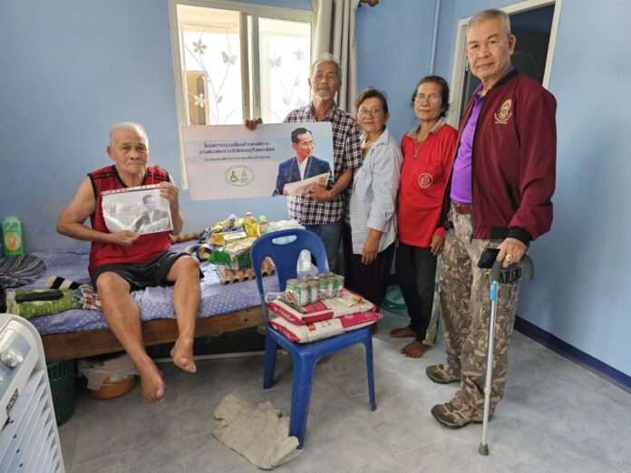 สภาสังคม มอบของ