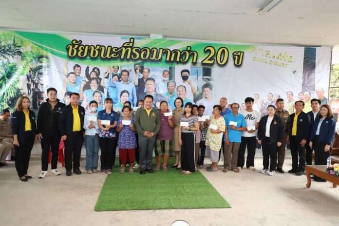 ทวี มอบเงินชดชเย ปก