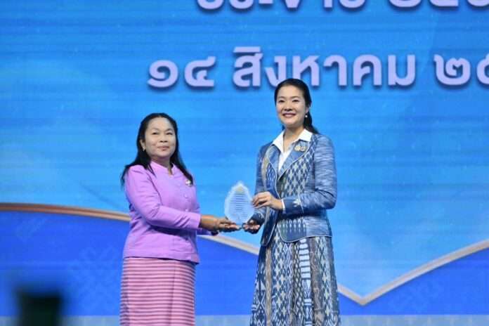 ธีรรัตน์ สตรีดีเด่น ปก