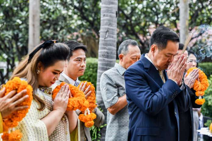 อนุทิน ปก