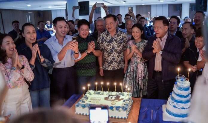 อนุทิน ปก