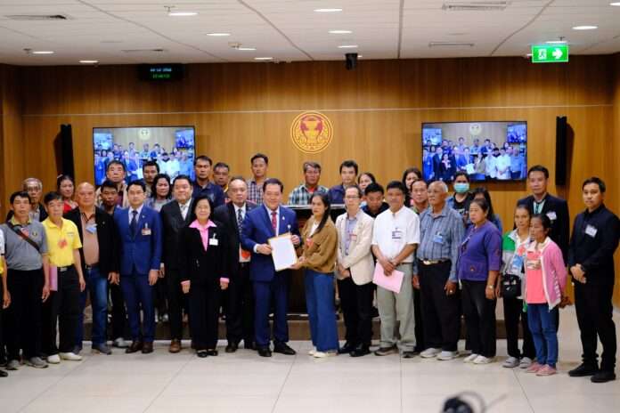 ทวี รับหนังสือ