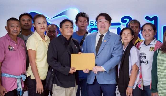 สิริพงศ์ อังคสกุลเกียรติ รับหนังสือ