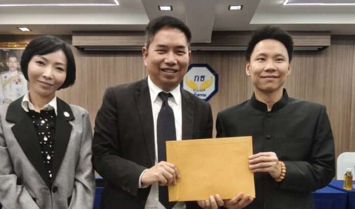 อรรถกร รับหนังสือ