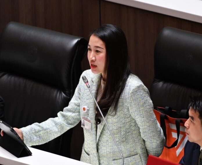 เพชรรัตน์ ใหม่ชมพู อภิปราย