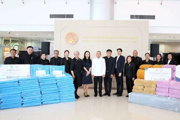 กันตพงศ์ รังษีสว่าง รับมอบผ้าห่ม