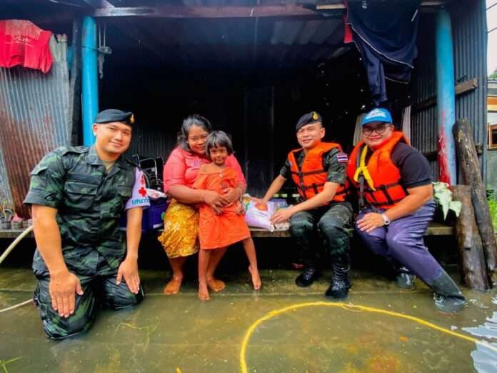 ทหารช่วยน้ำท่วม เด็ก