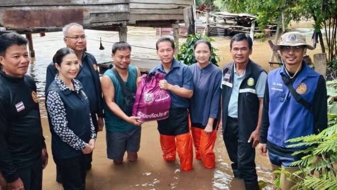 มอบถุงยังชีพ