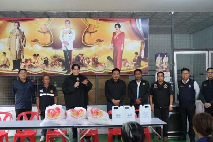 ไผ่ มอบถุงยังชีพ ปก