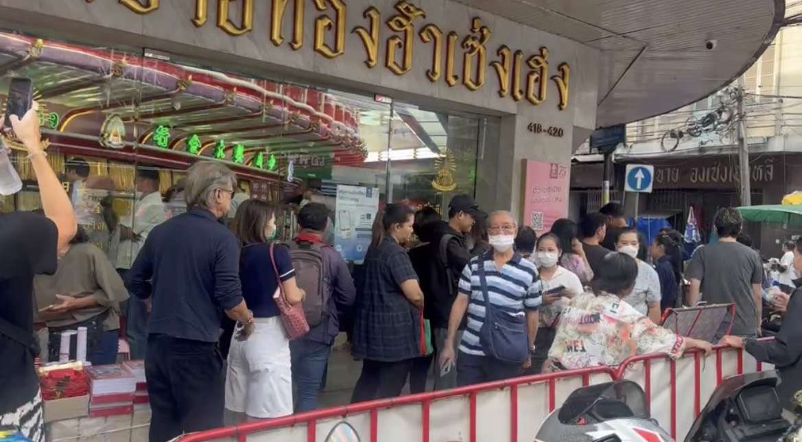 Giá vàng lao dốc! Khu phố người Hoa Yaowarat náo nhiệt khi người dân đổ xô đi mua bán, hy vọng kiếm lời.