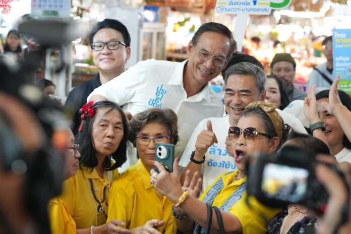 อภิสิทธิ์ กรณ์ สกลธี เซลฟี่