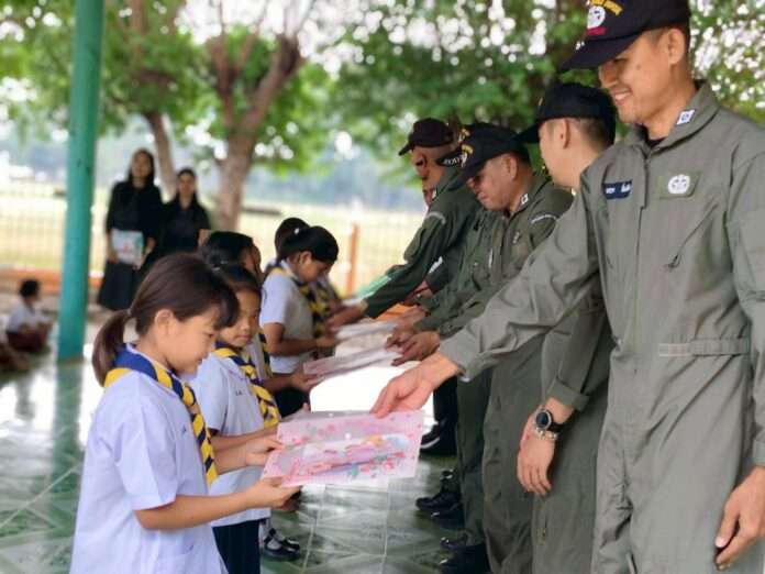 ตำรวจ มอบอุปกรณ์การเรียน