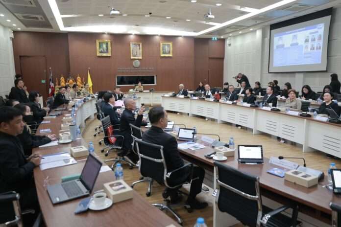 นฤมล ประชุม