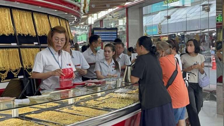 ราคาทองร่วง!บรรยากาศเยาวราชเงียบเหงา นักลงทุนชะลอซื้อขาย รอดูทิศทางตลาดโลก