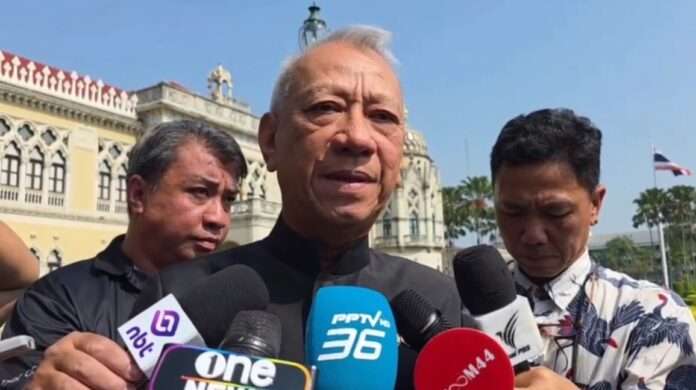 พิพัฒน์ รมว.คม.