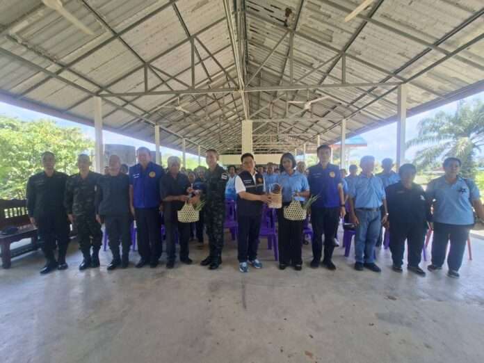 ปิยะศิริ ฟาร์มตัวอย่าง มอบของ