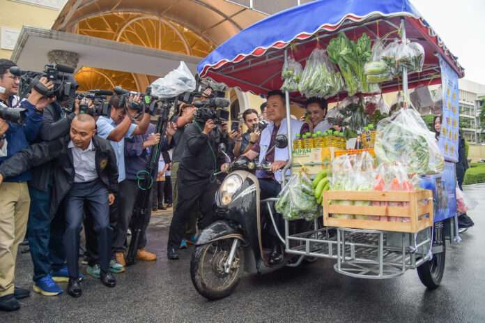 อนุทิน ศุภจี รถพุ่มพวง