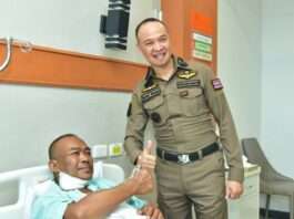 “พล.ต.ท.ไตรรงค์” รุดเยี่ยมให้กำลังใจ”รองสารวัตรจราจร” สน.พระราชวัง บาดเจ็บขณะเข้าจับกุมคนร้ายต่างชาติก่อเหตุลักทรัพย์