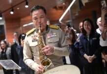 นายกฯ หนู โชว์เป่าแซกโซโฟนเพลง “Fly Me to the Moon” แจมวงดนตรีขณะเยี่ยมชมเมืองเก่าสงขลา ก่อนแซวตัวเอง บอก “อ่อนซ้อมไปหน่อย”