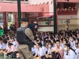 ตร.หัวหมากจัดอบรม “หนี-ซ่อน-สู้” รับมือเหตุกราดยิง เสริมทักษะเอาตัวรอดให้บุคลากรโรงเรียนเทพลีลา