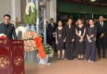 พิธีฌาปนกิจ ‘เร แม๊คโดแนลด์’ แฟนคลับ-เพื่อนศิลปินร่วมส่งแน่นวัด