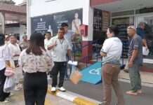 พ่อค้าแม่ค้าตลาดสดประชานิเวศน์ 1 บุกเคลียเอกชน ประมูลที่ กทม. ไปทำตลาดนัดแข่ง