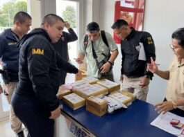ตม.หนองคาย ขยายผลยึดพัสดุ 13 กล่อง ซุกบัญชีม้า-ATM-ซิมผี พร้อมมือถือ 24 เครื่อง คาดส่งเครือข่ายสแกมเมอร์ลาว !!!