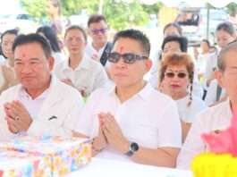 “มูลนิธิจิรวัฒน์-สส.ราเชน” จัดพิธีบวงสรวง ‘วันคเณศจตุรถี’ วัดโพรงอากาศ แจกทานข้าวสาร-ถุงยังชีพ