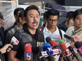 “ตั้ม จอมพลัง” สลัดลุค ขึ้นท้ายกระบะ สวมชุดเกราะ ใส่แว่นกันแดด เหน็บการ์ดดูแลความปลอดภัย ไม่สน “กัน จอมพลัง” คำติติงกล่าวหาหาแสง