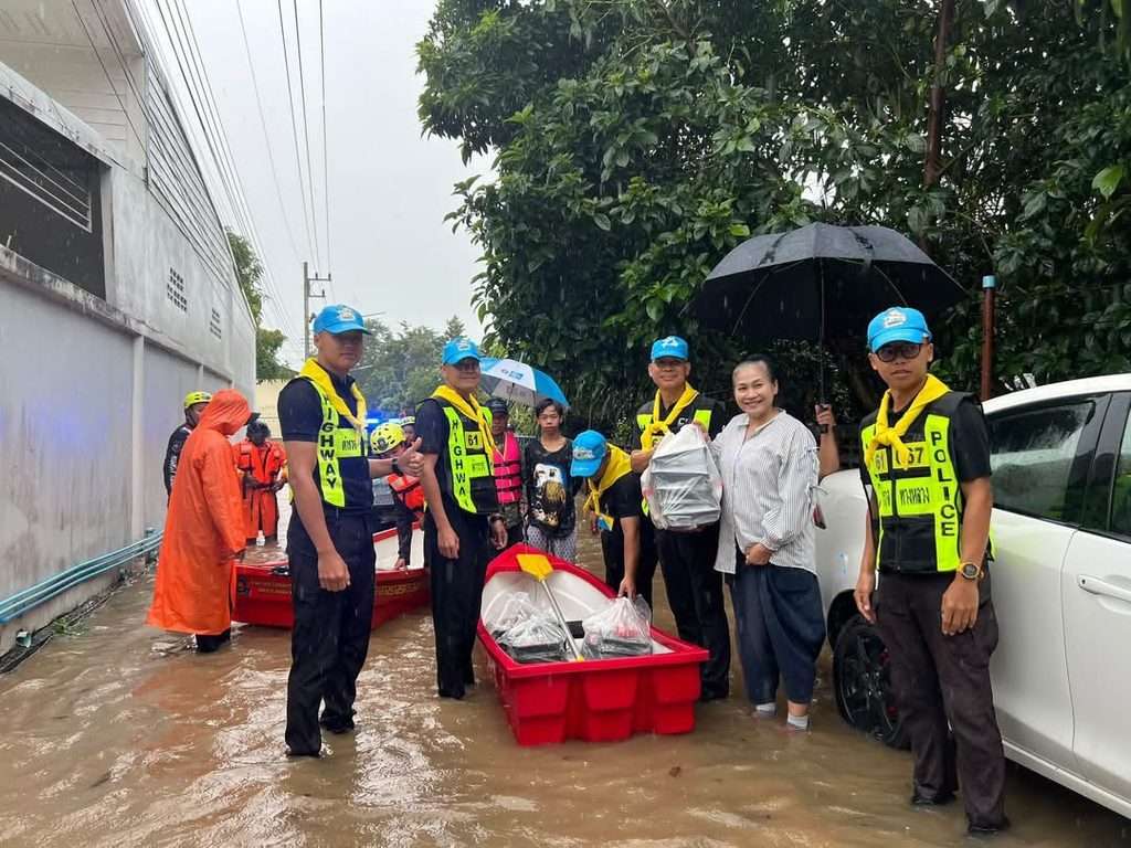 ตำรวจทางหลวง ช่วยน้ำท่วม