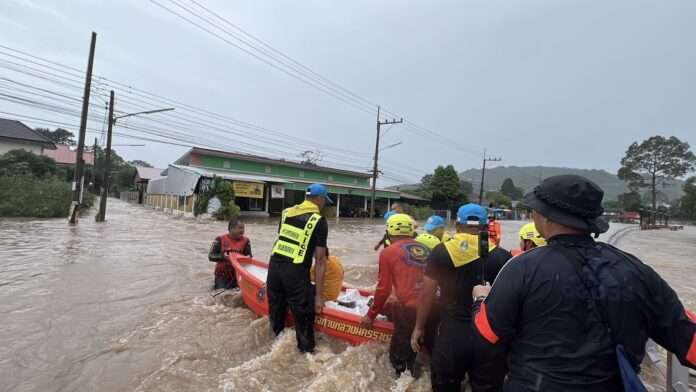 ตำรวจทางหลวง น้ำท่วม ตำรวจทางหลวง ช่วยน้ำท่วม