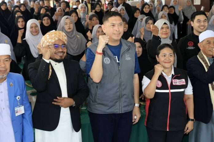 นิกร โสมกลาง ชูกำปั้น นิกร โสมกลาง