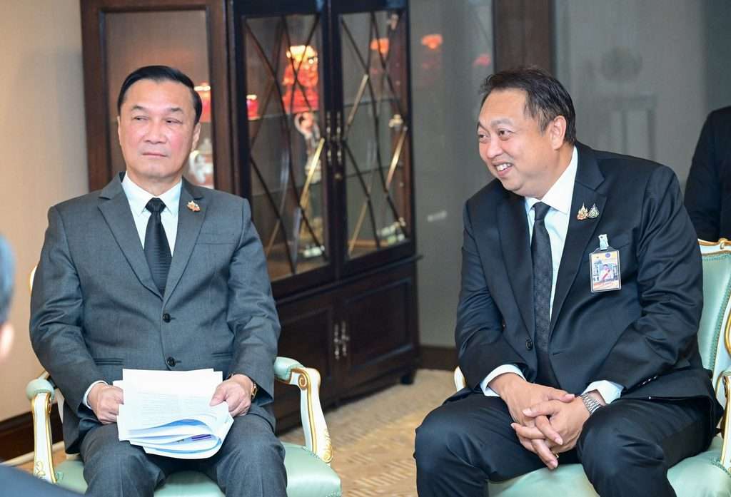 ทรงศักดิ์ ทองศรี สุชาติ ชมกลิ่น