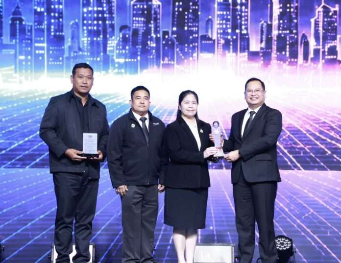 วรีวสยา สินธุเดชะ รับรางวัล