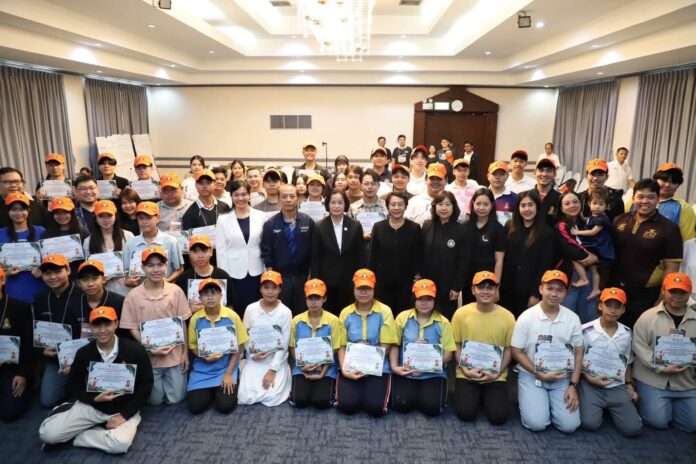อภิญญา ชมภูมาศ หมู่