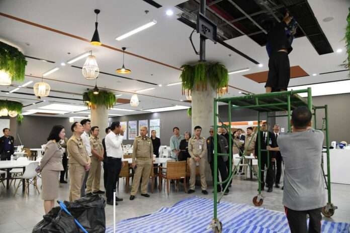 โสภณ ตรวจฝ้า โสภณ ตรวจฝ้าโรงอาหาร