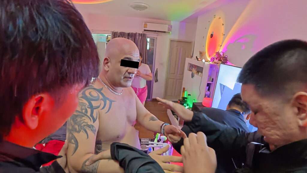 ตำรวจควบคุมตัวผู้ต้องหาชาวอิสราเอล ในคอนโดย่านห้วยขวาง