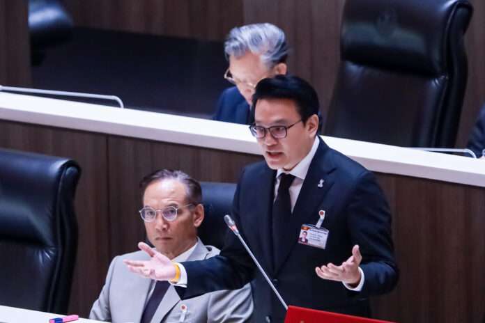 สกลธี กรณ์