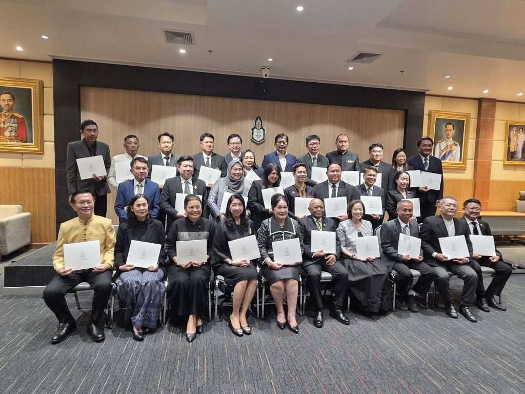 อิสระ เสรีวัฒนวุฒิ มอบประกาศ