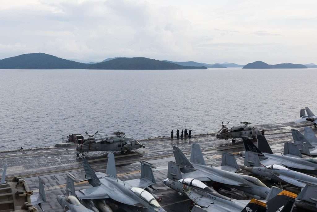 เรือ USS George H.W. Bush CVN 77 ภูเก็ต