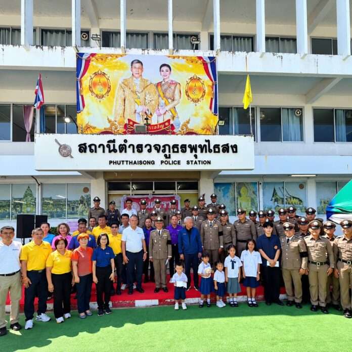 โสภณ ซารัมย์ เยี่ยมโรงพัก