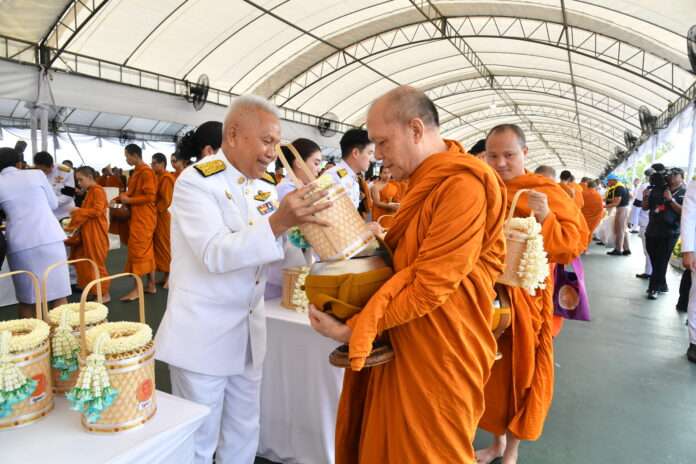 โสภณ ใส่บาตร